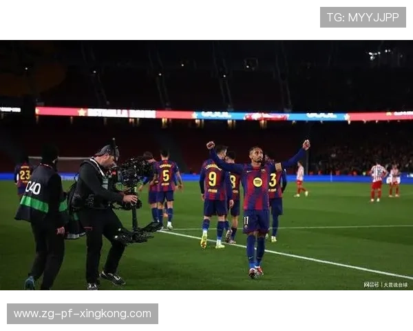 巴萨左翼突破，拉菲尼亚底线传中被顺势推进